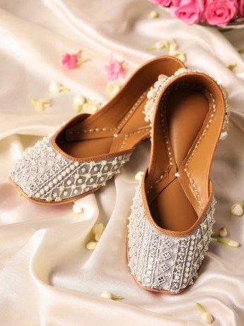 timeless-elegance-with-gulbahar-jootis-big-0